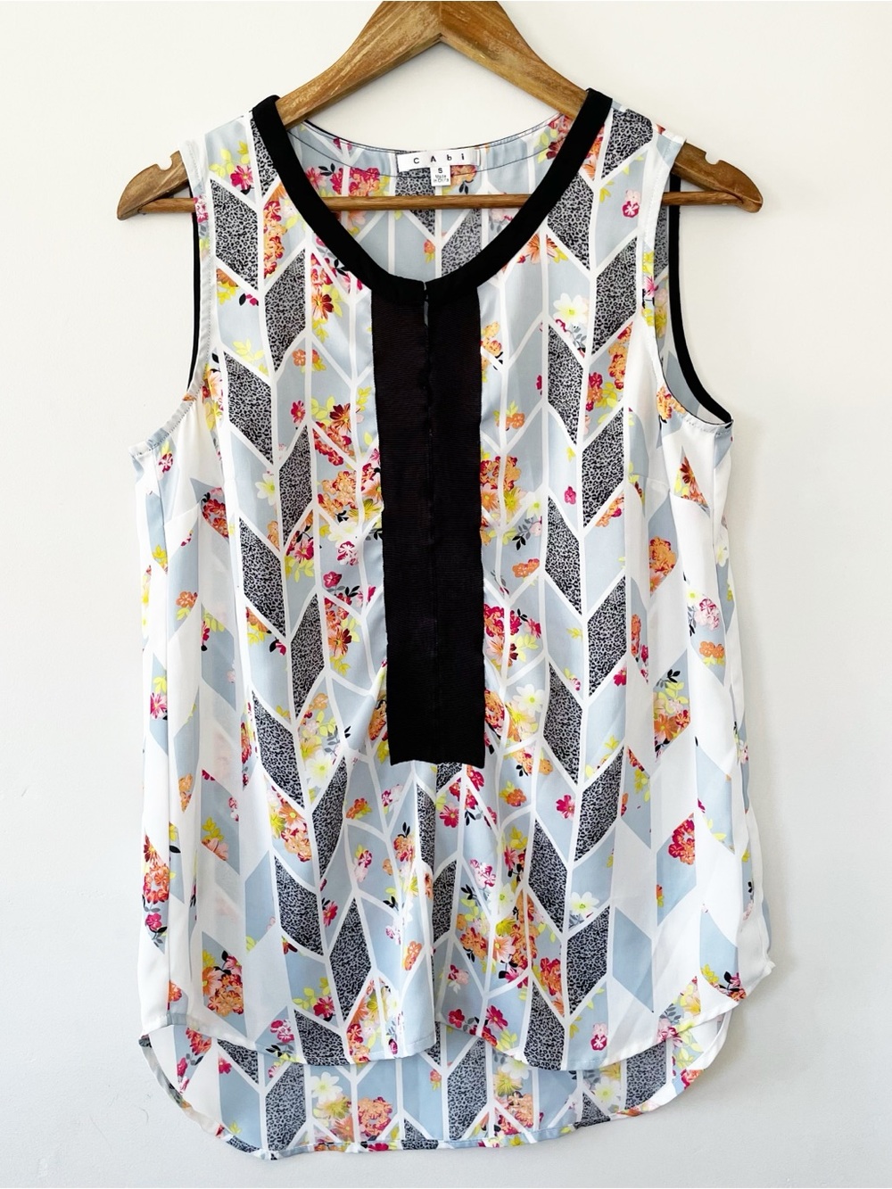 CAbi Floral Chevron Sleeveless Top in White, Black Size Small EUC